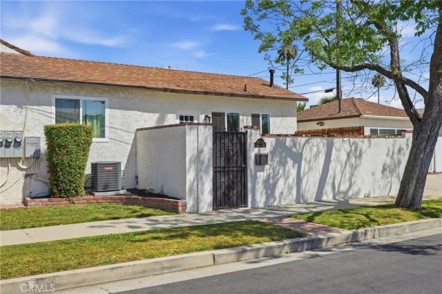 8155 Genesta, Lake Balboa, CA 91406