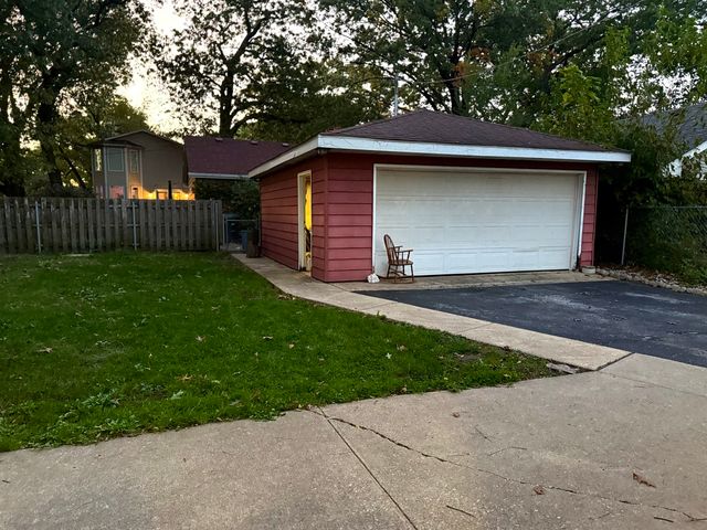 18136 Oakwood Avenue, Lansing, IL 60438