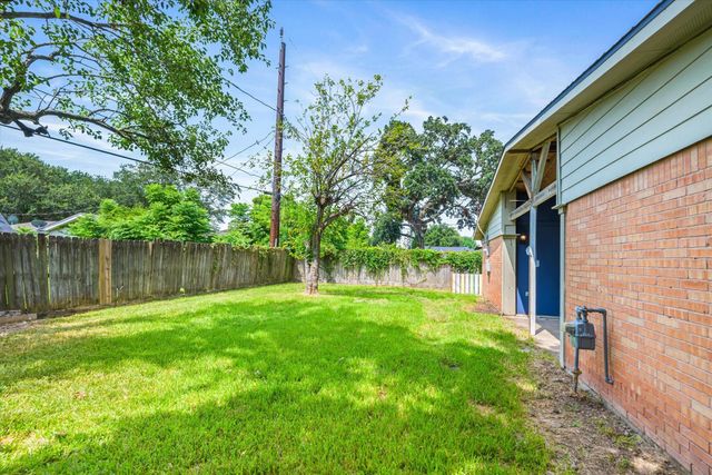 1865 Dolphin Drive, Seabrook, TX 77586