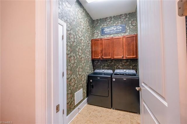 5584 Foxgate Circle, Winston-salem, NC 27106