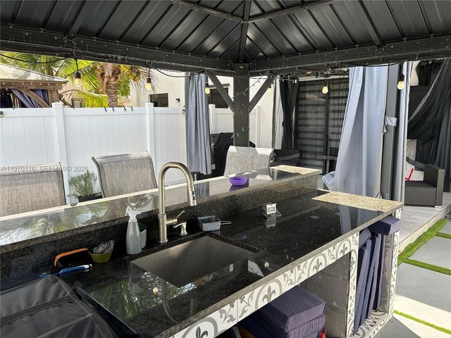 10371 W 33rd Ct, Hialeah, FL 33018