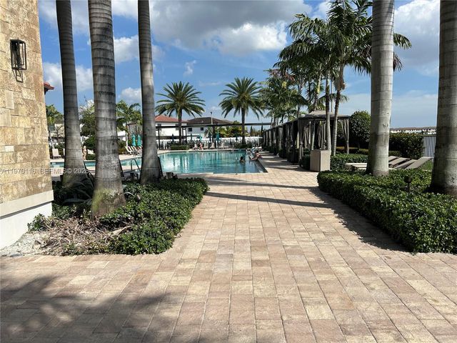 10371 W 33rd Ct, Hialeah, FL 33018