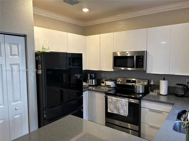 10371 W 33rd Ct, Hialeah, FL 33018