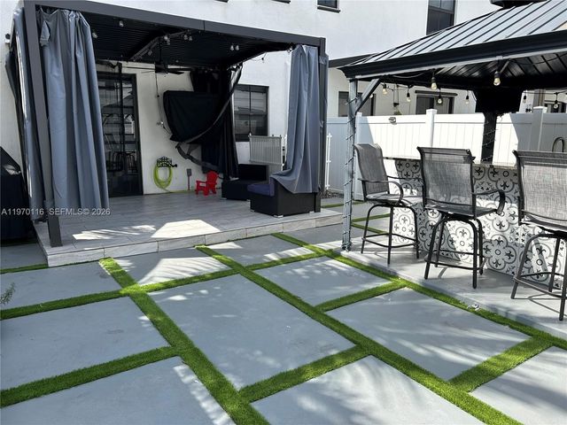 10371 W 33rd Ct, Hialeah, FL 33018