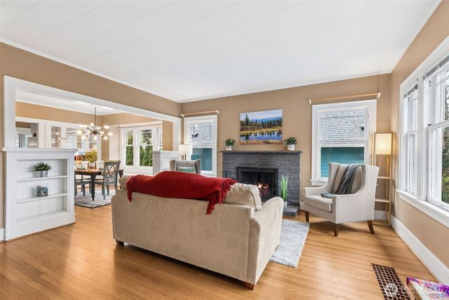 4220 Francis Avenue N, Seattle, WA 98103