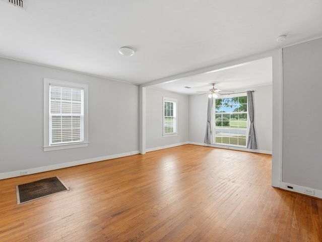 929 Golf St, Kerrville, TX 78028