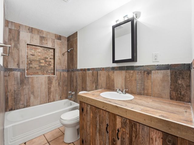 929 Golf St, Kerrville, TX 78028
