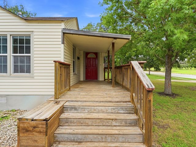 929 Golf St, Kerrville, TX 78028