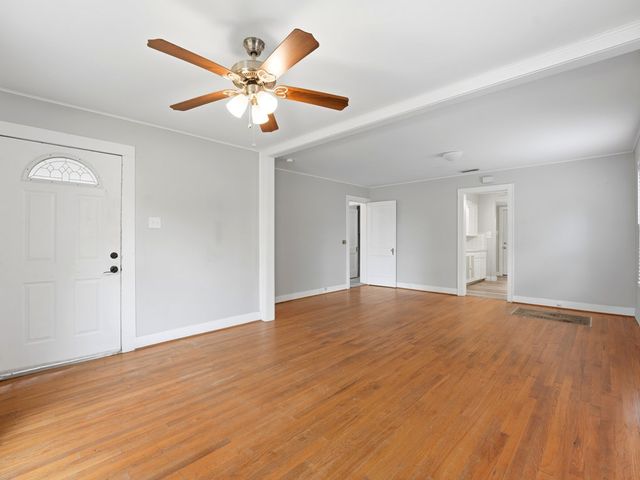 929 Golf St, Kerrville, TX 78028