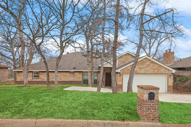 901 Highwoods Trail, Fort Worth, TX 76112