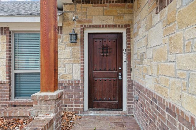 901 Highwoods Trail, Fort Worth, TX 76112