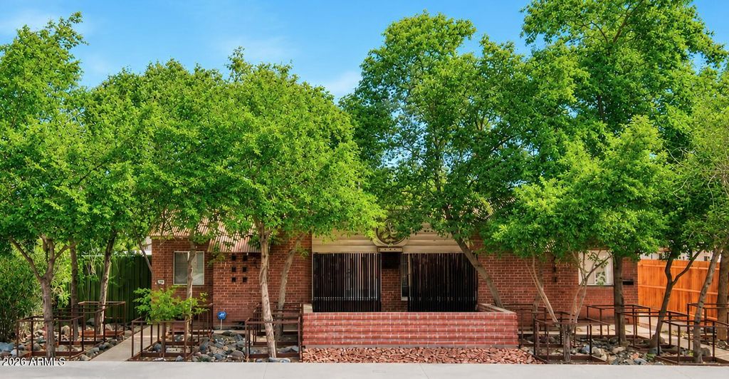 2711 N 7TH Street, Phoenix, AZ 85006