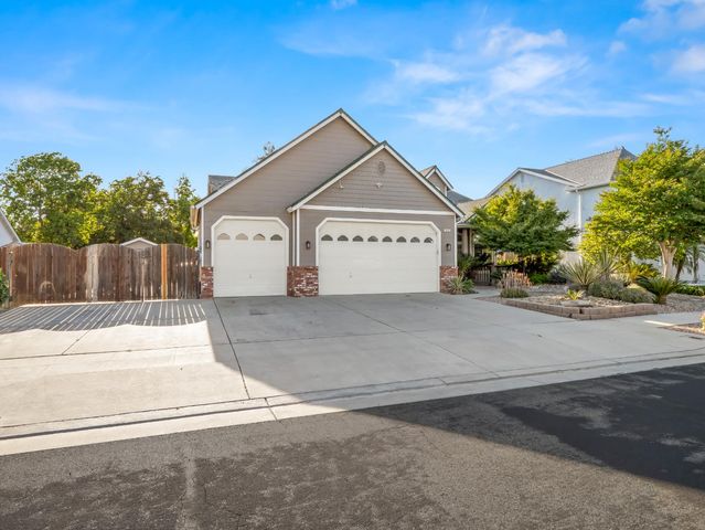 852 N Cherry Lane, Clovis, CA 93611