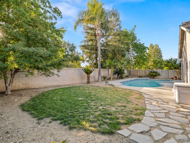 852 N Cherry Lane, Clovis, CA 93611