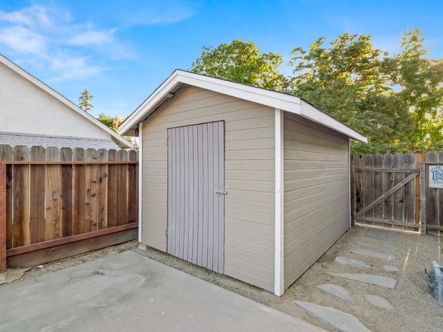 852 N Cherry Lane, Clovis, CA 93611
