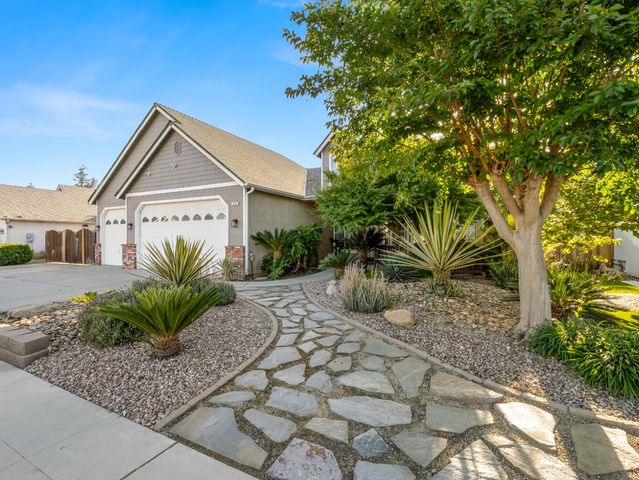 852 N Cherry Lane, Clovis, CA 93611
