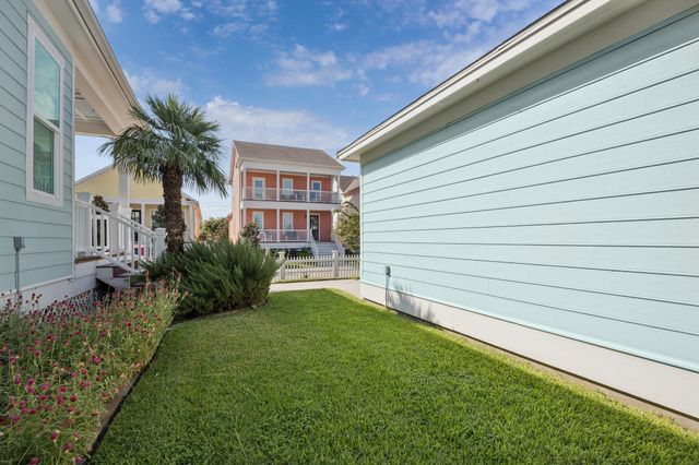 13 Sunrise Row, Galveston, TX 77554