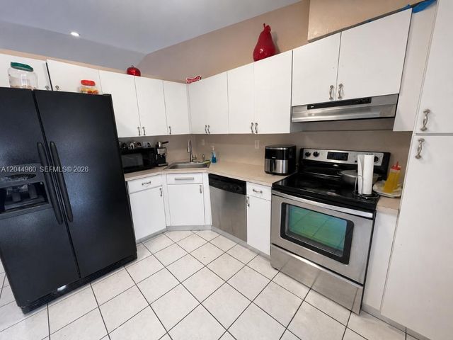 7681 NW 178th Ter, Hialeah, FL 33015