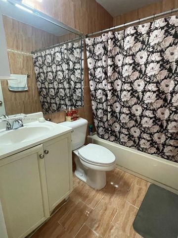 7681 NW 178th Ter, Hialeah, FL 33015