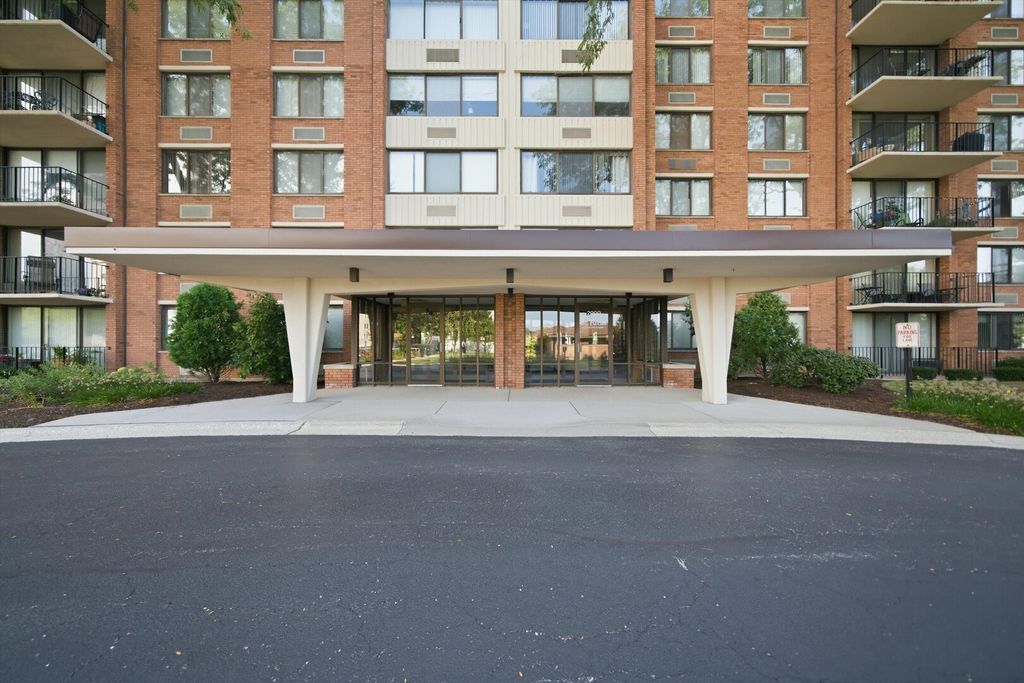 2000 Saint Regis Drive 7J, Lombard, IL 60148 — exterior