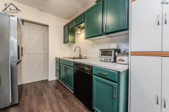 613 W TEXAS AVENUE, Iowa Park, TX 76367