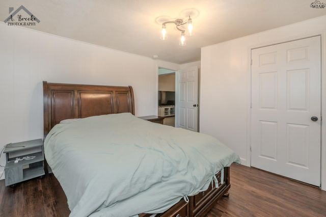 613 W TEXAS AVENUE, Iowa Park, TX 76367