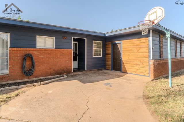 613 W TEXAS AVENUE, Iowa Park, TX 76367