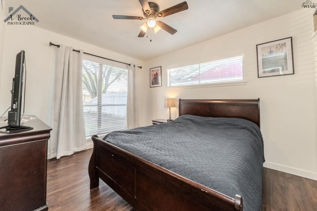 613 W TEXAS AVENUE, Iowa Park, TX 76367