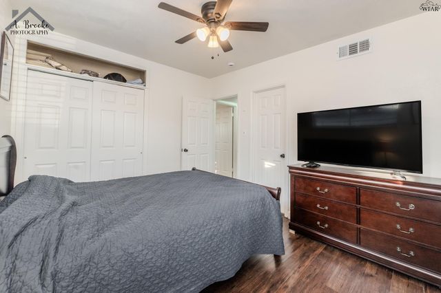 613 W TEXAS AVENUE, Iowa Park, TX 76367