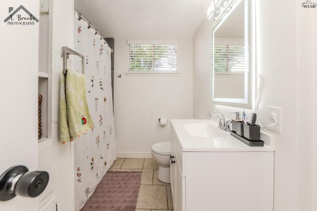 613 W TEXAS AVENUE, Iowa Park, TX 76367