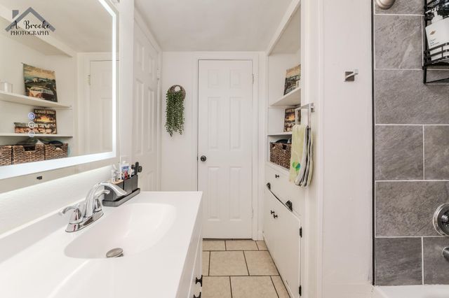 613 W TEXAS AVENUE, Iowa Park, TX 76367