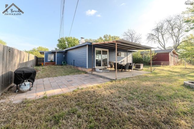 613 W TEXAS AVENUE, Iowa Park, TX 76367