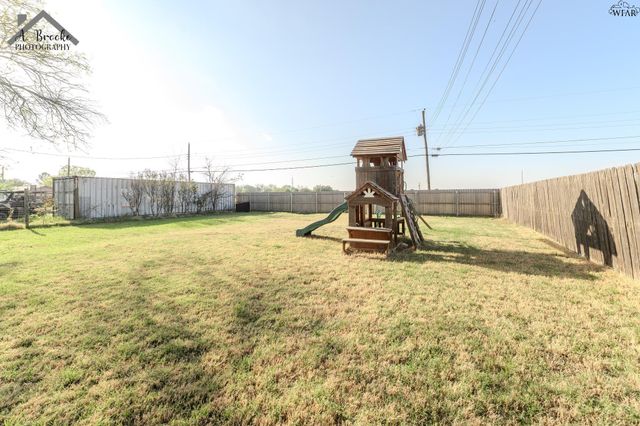 613 W TEXAS AVENUE, Iowa Park, TX 76367