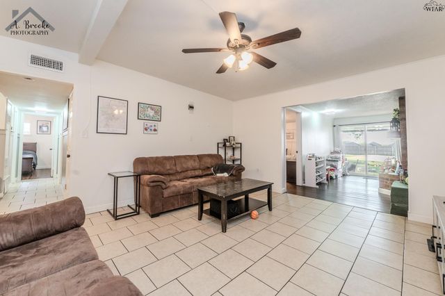 613 W TEXAS AVENUE, Iowa Park, TX 76367