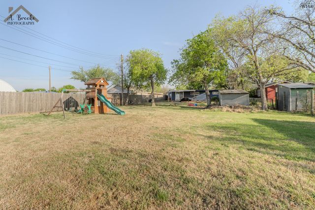 613 W TEXAS AVENUE, Iowa Park, TX 76367