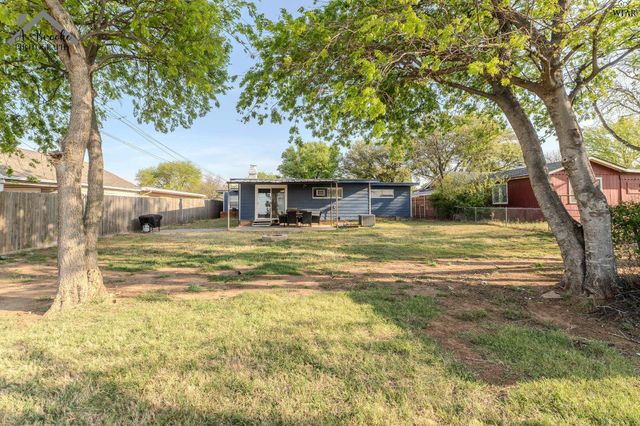 613 W TEXAS AVENUE, Iowa Park, TX 76367