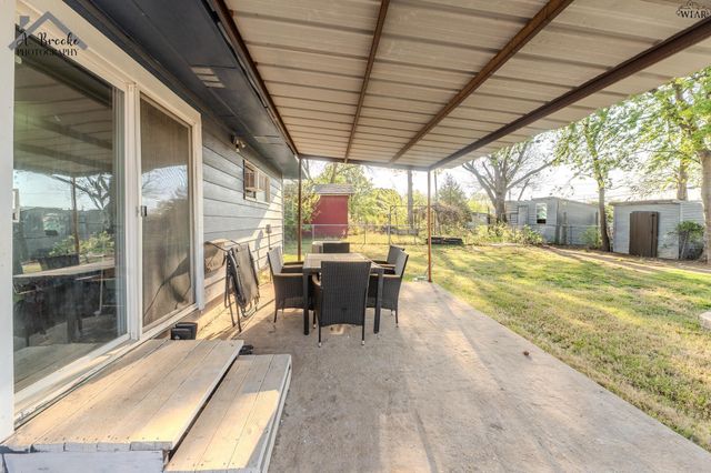 613 W TEXAS AVENUE, Iowa Park, TX 76367