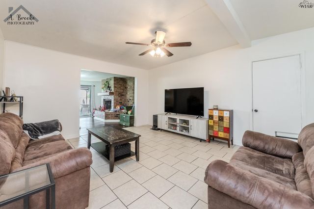 613 W TEXAS AVENUE, Iowa Park, TX 76367