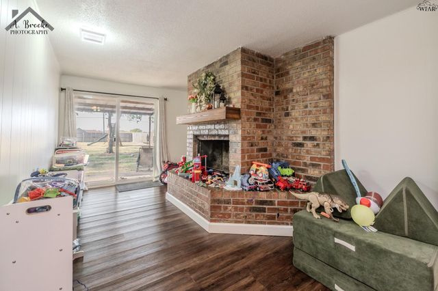 613 W TEXAS AVENUE, Iowa Park, TX 76367