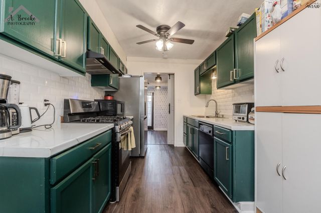 613 W TEXAS AVENUE, Iowa Park, TX 76367