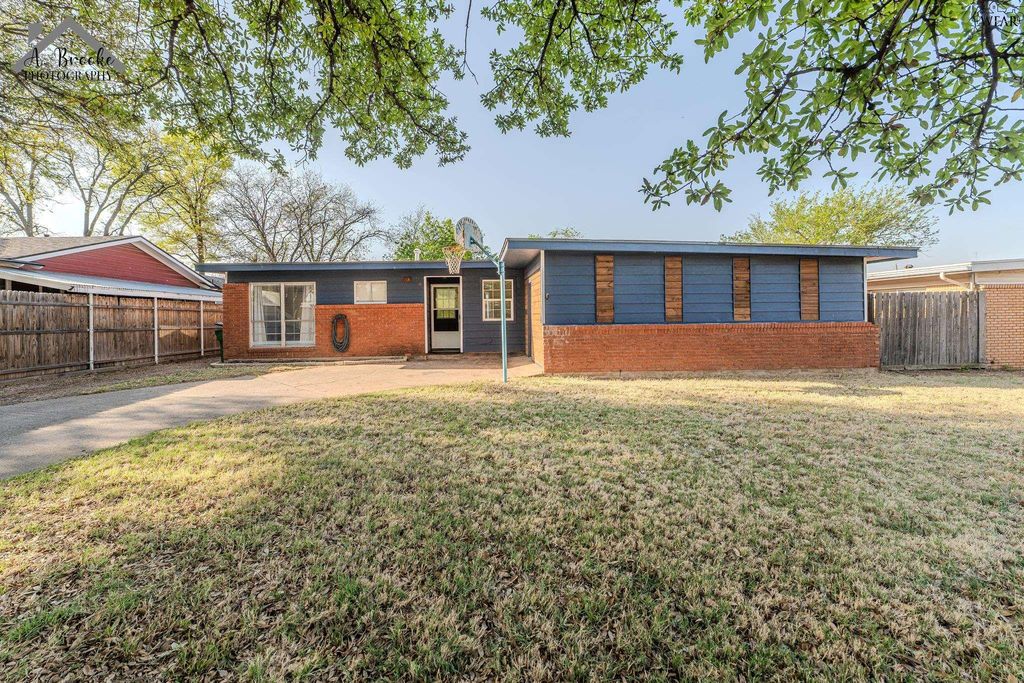 613 W TEXAS AVENUE, Iowa Park, TX 76367