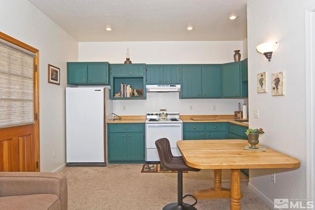 10 Dee Court, Smith Valley, NV 89430