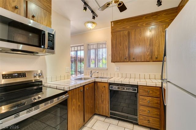 2458 Paradise Village Way, Las Vegas, NV 89120