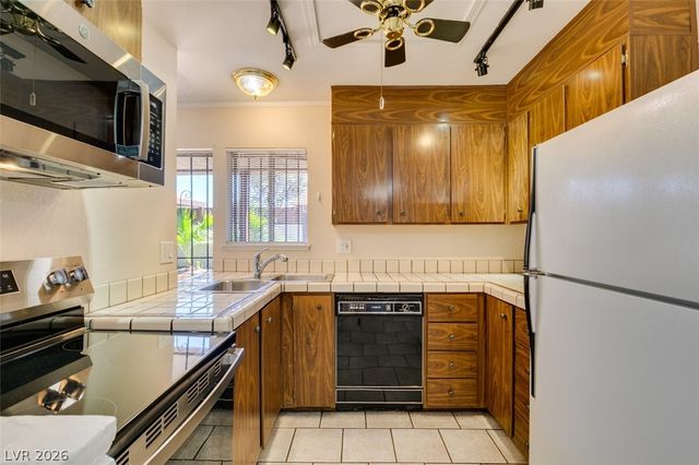 2458 Paradise Village Way, Las Vegas, NV 89120