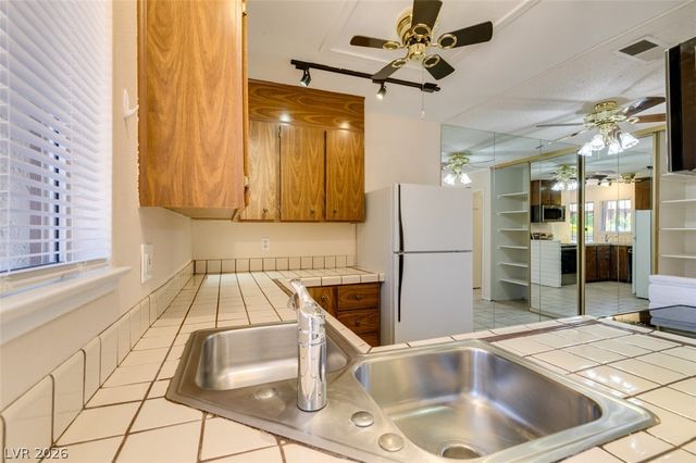 2458 Paradise Village Way, Las Vegas, NV 89120