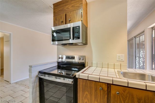 2458 Paradise Village Way, Las Vegas, NV 89120