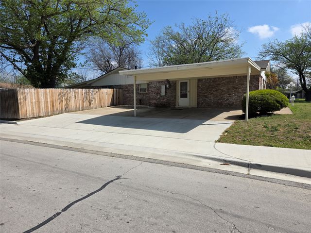 272 Palomino Drive, Saginaw, TX 76179