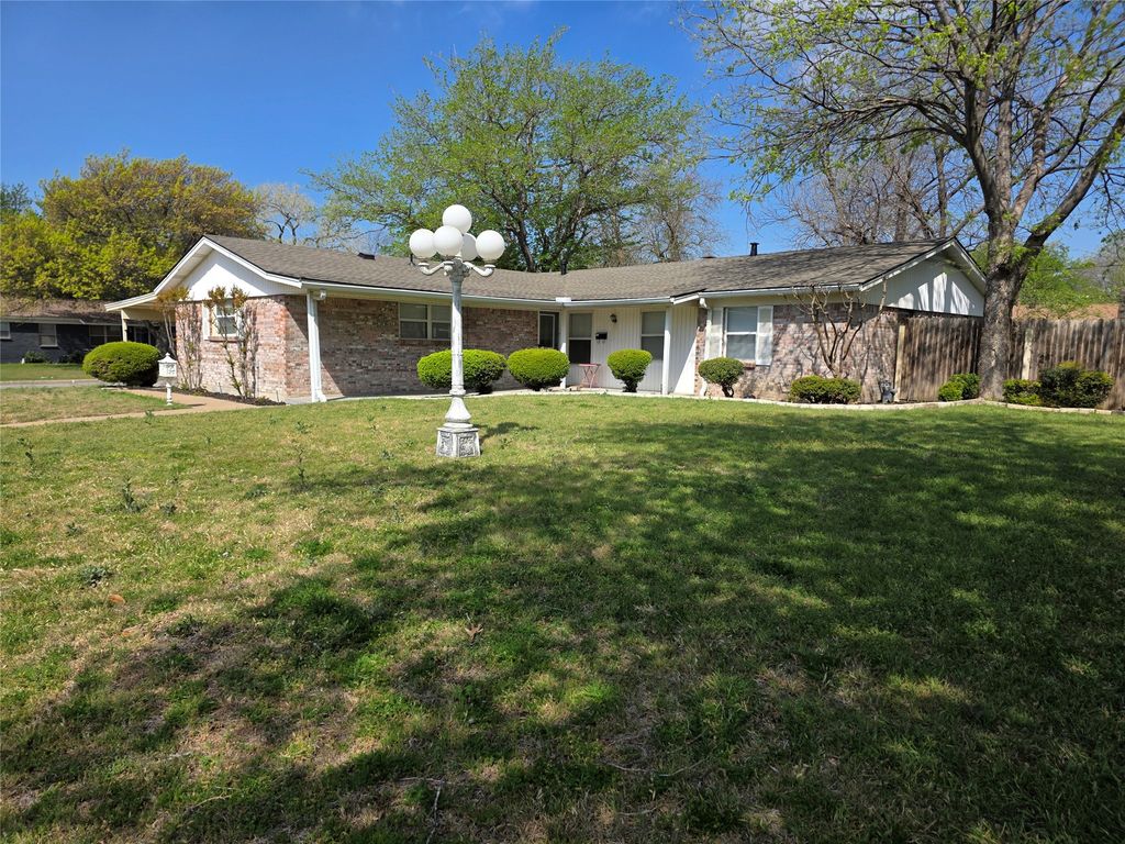 272 Palomino Drive, Saginaw, TX 76179