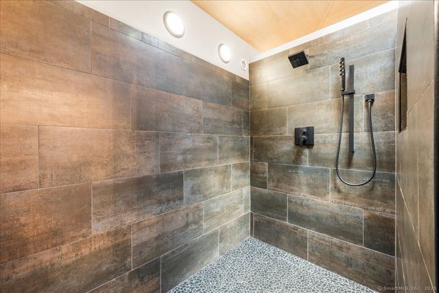 18 Huntington Lane, Norwich, CT 06360