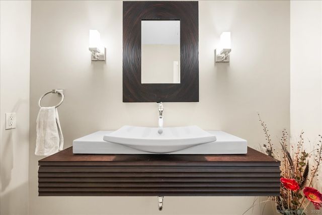 18 Huntington Lane, Norwich, CT 06360